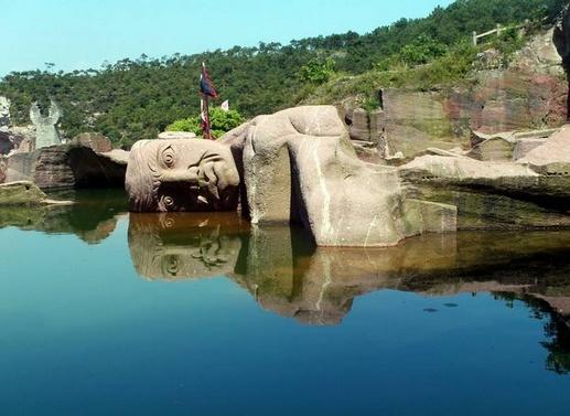 海盗大本营，800年前曾被海盗占据，有1300个藏宝洞