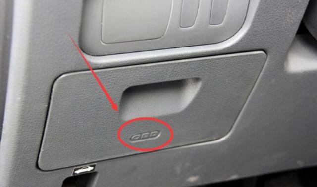 砸了车窗才知道，汽车有个部位“藏着”备用钥匙，你知道吗