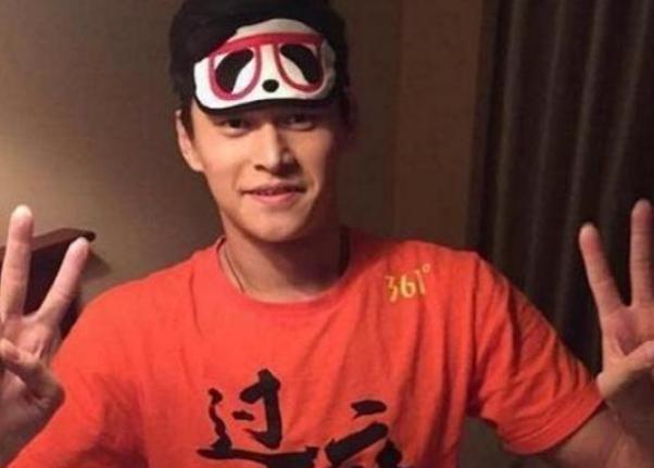 一起來看看孫楊的豪宅，餐桌上的飯菜非常豐盛，衣柜里都是泳褲