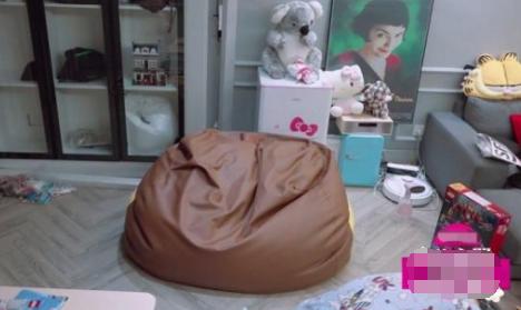 吴昕晒出自己的豪宅，杂物随处扔在地上，跟她剧中形象反差有点大