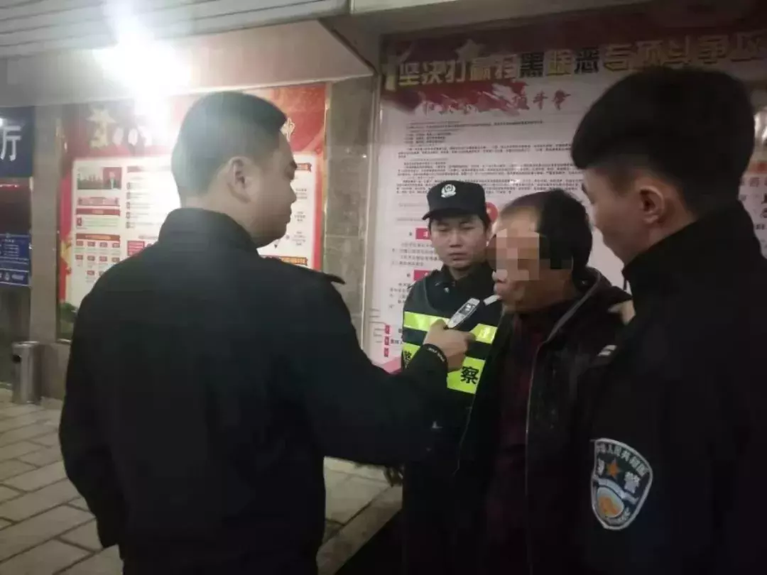南安：男子凌晨拿刀刺傷女友，還醉駕追上街，只因…