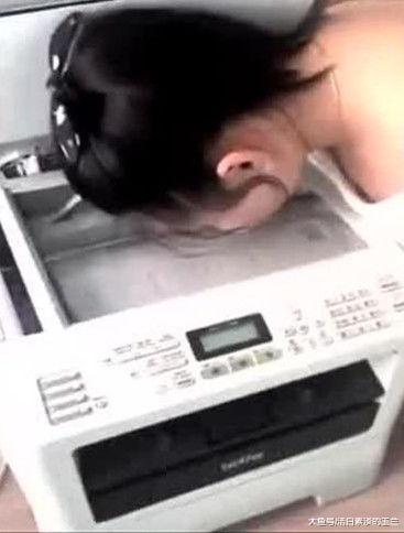 女子骄傲长得美，竟把自己的脸放到复印机上复印，结局很意外