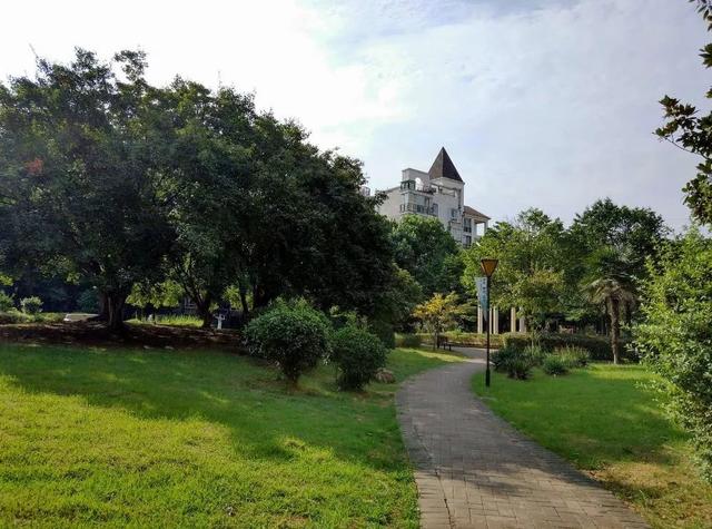 大汉口惊现神秘楼盘！精装准现房、一线湖景、首付低至24万