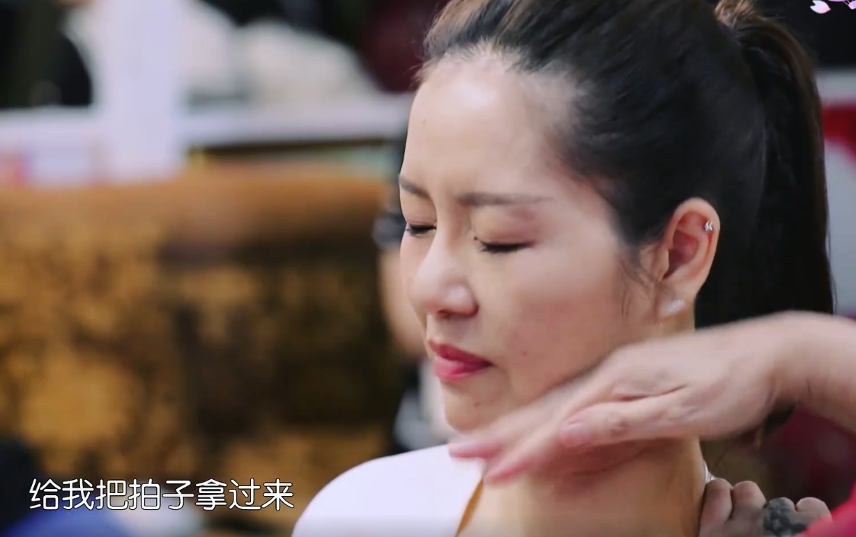 谢娜上节目被当众扇脸!被掌掴后一脸惊讶,徒弟魏大勋脸色突变