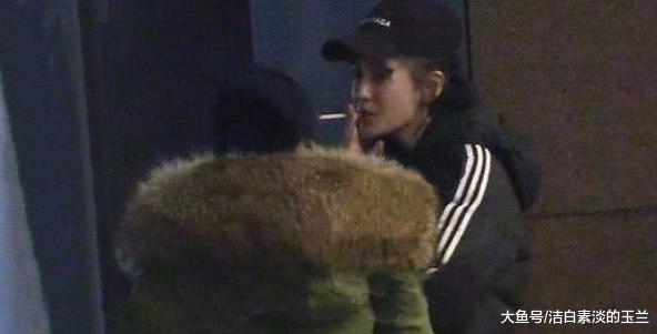 杨颖手指受伤还不忘抽烟，看来戒烟又失败，网友心疼小海绵