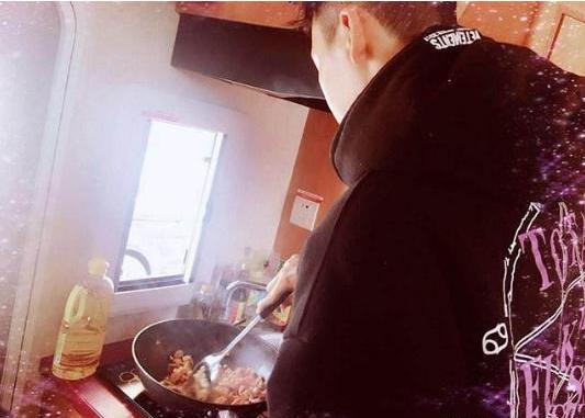 参观陈伟霆现实的豪宅,住着高档的小区,内部装修太普通了