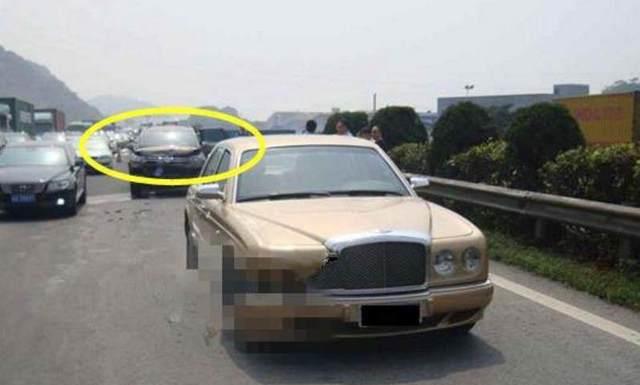 大众追尾600万宾利，大众全责，大众车主下车后确笑了！