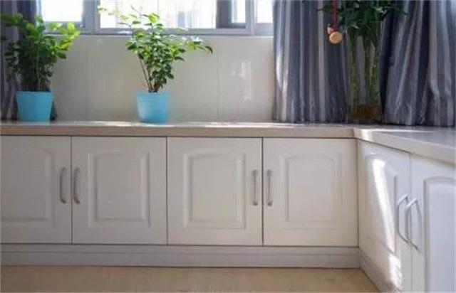 阳台上万万别装吊柜了, 容易坏成本又高, 有钱人都流行这样做!