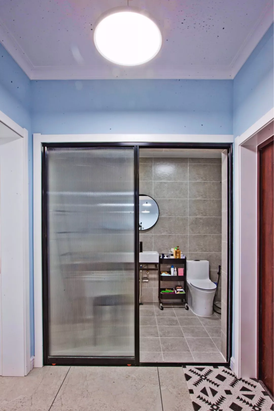 你也想把自家变成网红的样子吗？那么可不能少了黑框玻璃门