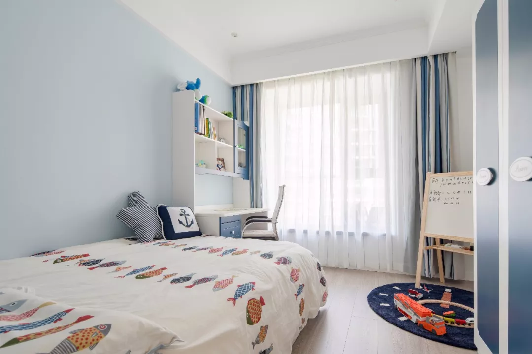 122平的轻美式风三居室，浅咖色背景墙华丽又优雅