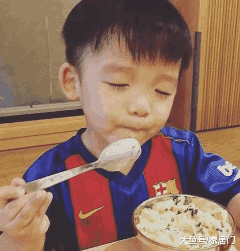 范玮琪晒一家人住的豪宅，鞋柜塞满了名鞋，头次见这么豪气的房