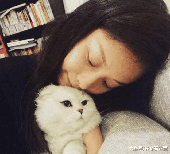 倪妮的居家生活，卧室鞋子到处扔，生活一点都不讲究