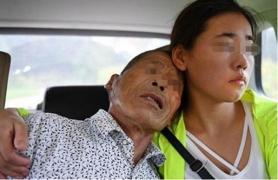 浙江一男子23年前捡回女婴，如今女孩这样回报老汉：太感人