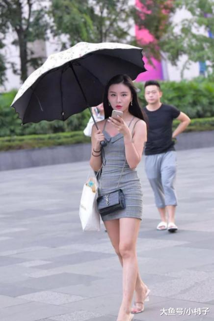 格纹连衣裙绽放娇俏的性感美