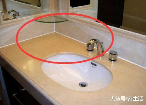 卫生间用玻璃胶装修，没住几年就变黑了，老师傅早用它来代替了
