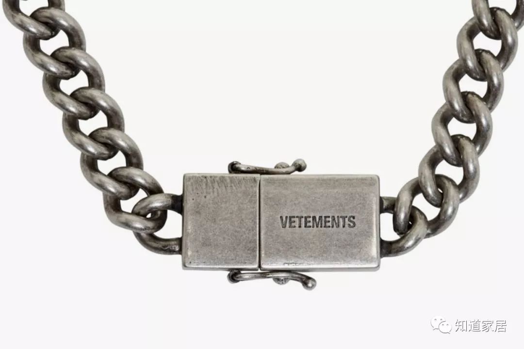 Prada苹果手机壳、Gucci 虎头戒指、Vetements 的usb项链，奢侈品牌哪家强？