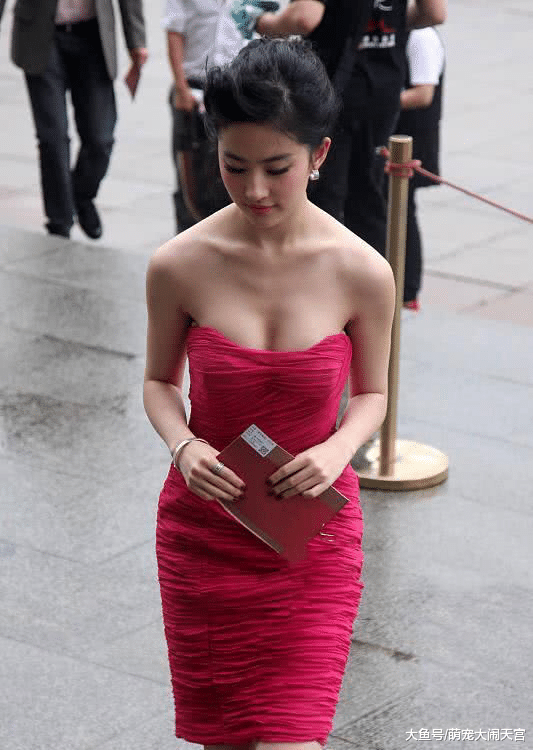 网红果然都是见光死，冯提莫和刘亦菲的路拍对比，这简直就是碾压！