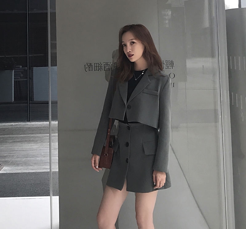 早晚天凉，小个子女人这样穿小西装，得体修身气质出众