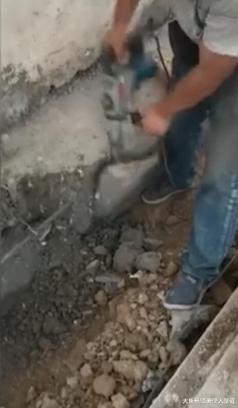 河南农村学校建宿舍遇25吨假水泥，徒手一捏就碎，寄宿生只能挤在教室睡觉！