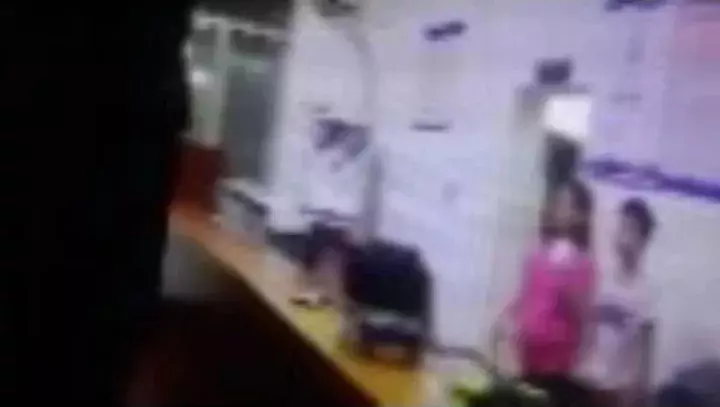 南安：男子凌晨拿刀刺傷女友，還醉駕追上街，只因…