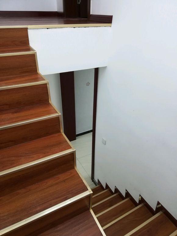 自己装修的联排复式楼，也没有什么设计方案，装了五个多月