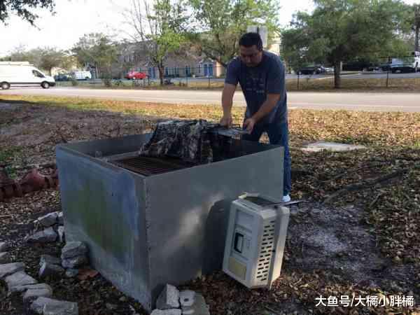 小猫在排水沟中发现，被保护以后，狗狗主动担任起了妈妈的角色