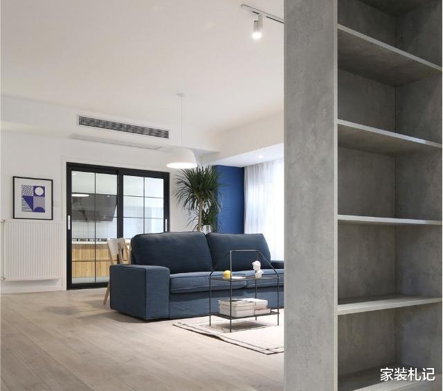 90平怎么装？打通阳台并入客厅，简洁干净，日子越过越幸福