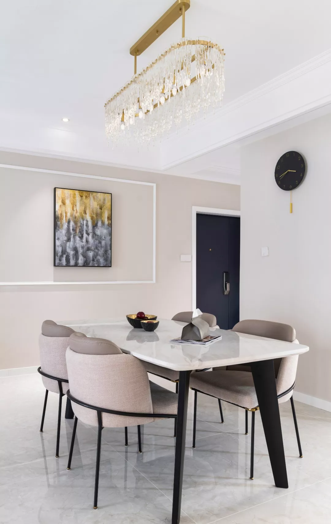 122平的轻美式风三居室，浅咖色背景墙华丽又优雅