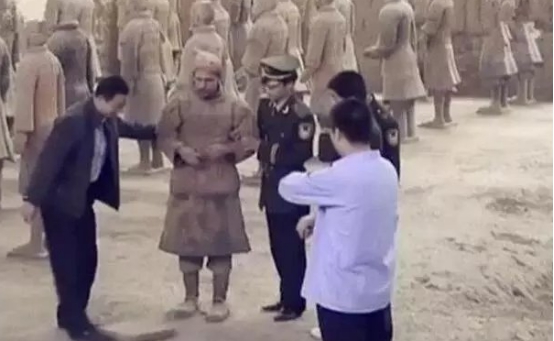 一女子参观时发现兵马俑在动，定睛一看心慌慌