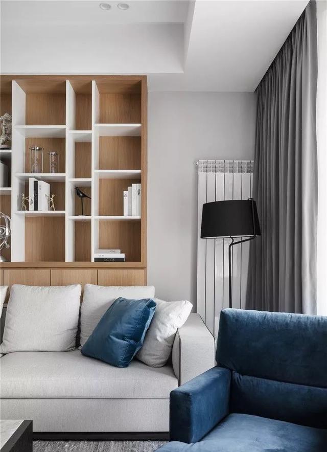 參觀同事新家，臥室背景墻這樣做收納柜，床頭柜都不用買了！