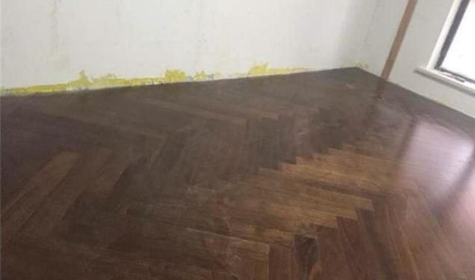 地板斜铺，要加500块手工费，可看到损耗后，业主当场拒绝