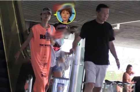 马伊琍和文章离婚满月 外公现身机场接机 女儿超像文章