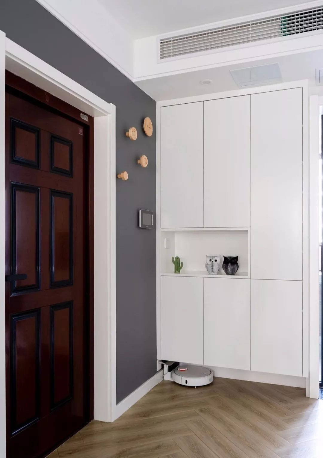 暖灰色打底，搭配零星原木色，温情又好看，这样的装修还不易过时