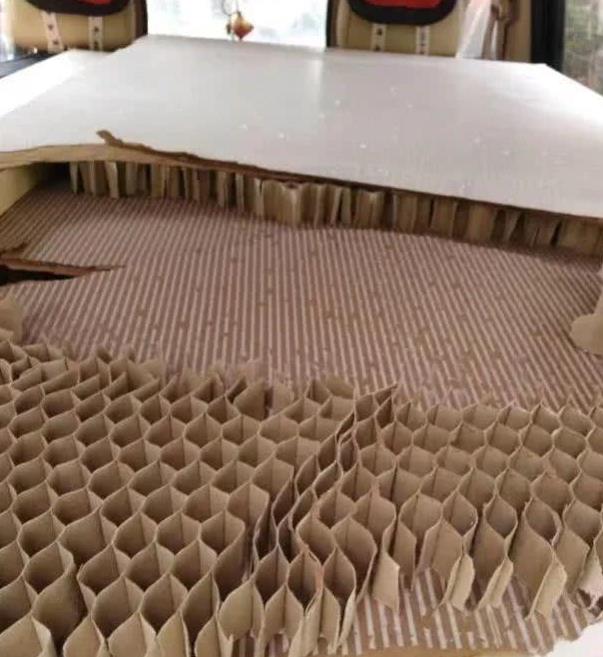 烟囱从床下走，客厅有电梯井，奇葩！网友：开发商你出来我们谈谈