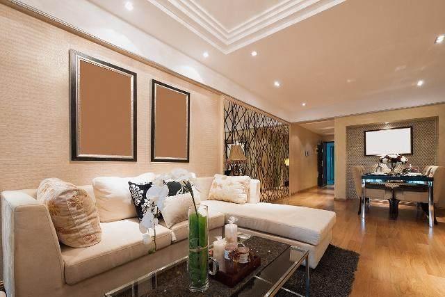 凌晨家犬叫聲不止，女主人到客廳嚇一跳