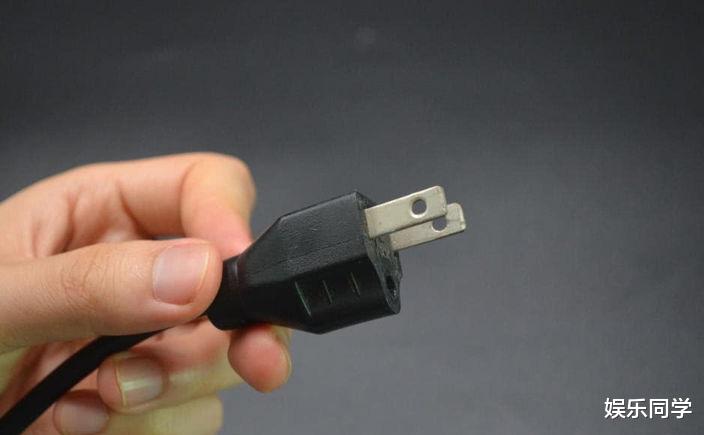 为什么插头上有2个小孔，听内行人说完，才知用途大