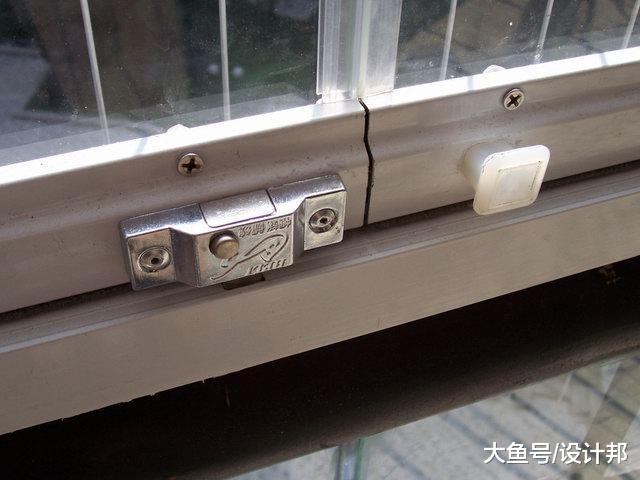 脑子一热在阳台装隐形防盗网和无框窗, 和邻居家比我家土到掉渣!