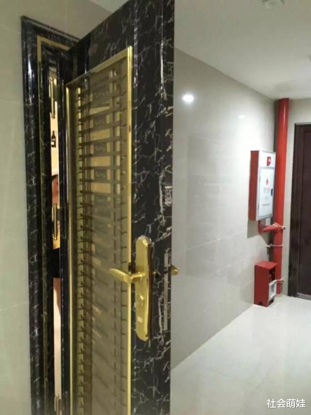 刚把入户门改为外开，就被物业罚3000？我花钱买的房，凭啥不能改