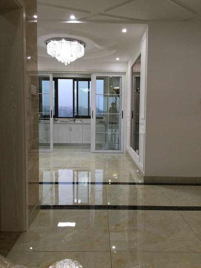 朋友新家装的太漂亮了，全房贴瓷砖就是高大上，尤其是餐厅！