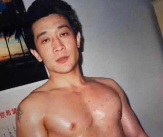 向华强|北京90年代最猛混混，追着向华强打到深圳，一把刀硬闯浙江村