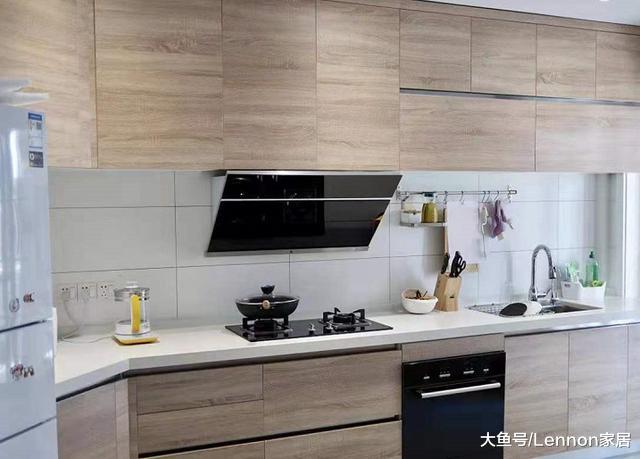 油烟机应该选择顶吸的还是侧吸的？听听老师傅分析，别踩坑