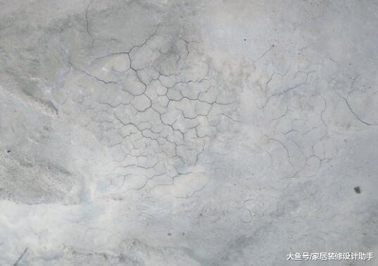 花了22万回村建房随心意，一二层大门宽高不一致被邻居怼不对称