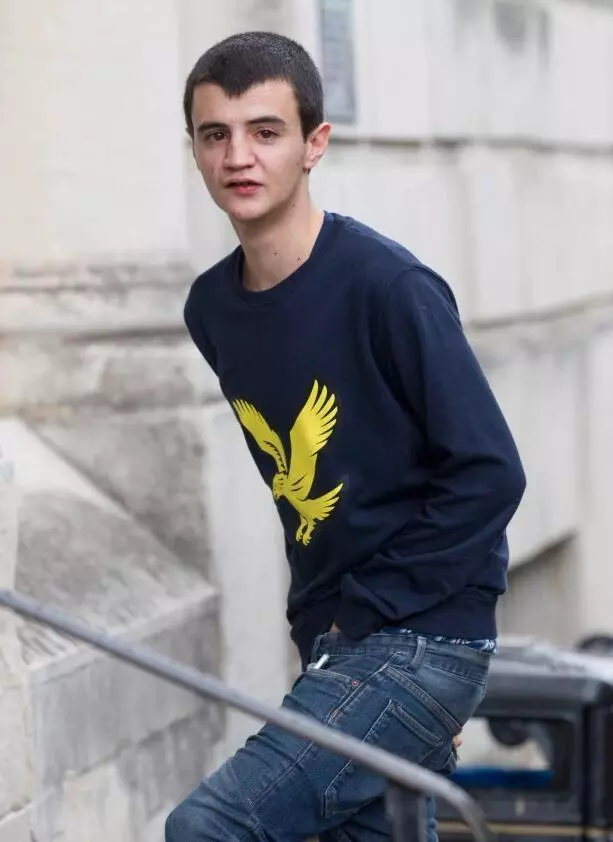 英国男孩13岁喜当爹发现被绿，10年后成无业混混，酗酒砸车