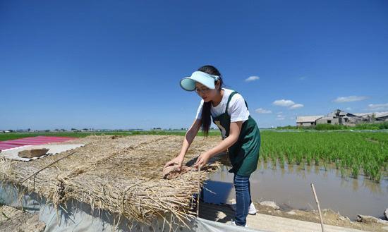 农村俗语：不看家中妻，但看身上衣，道出心酸，过去女人不容易！
