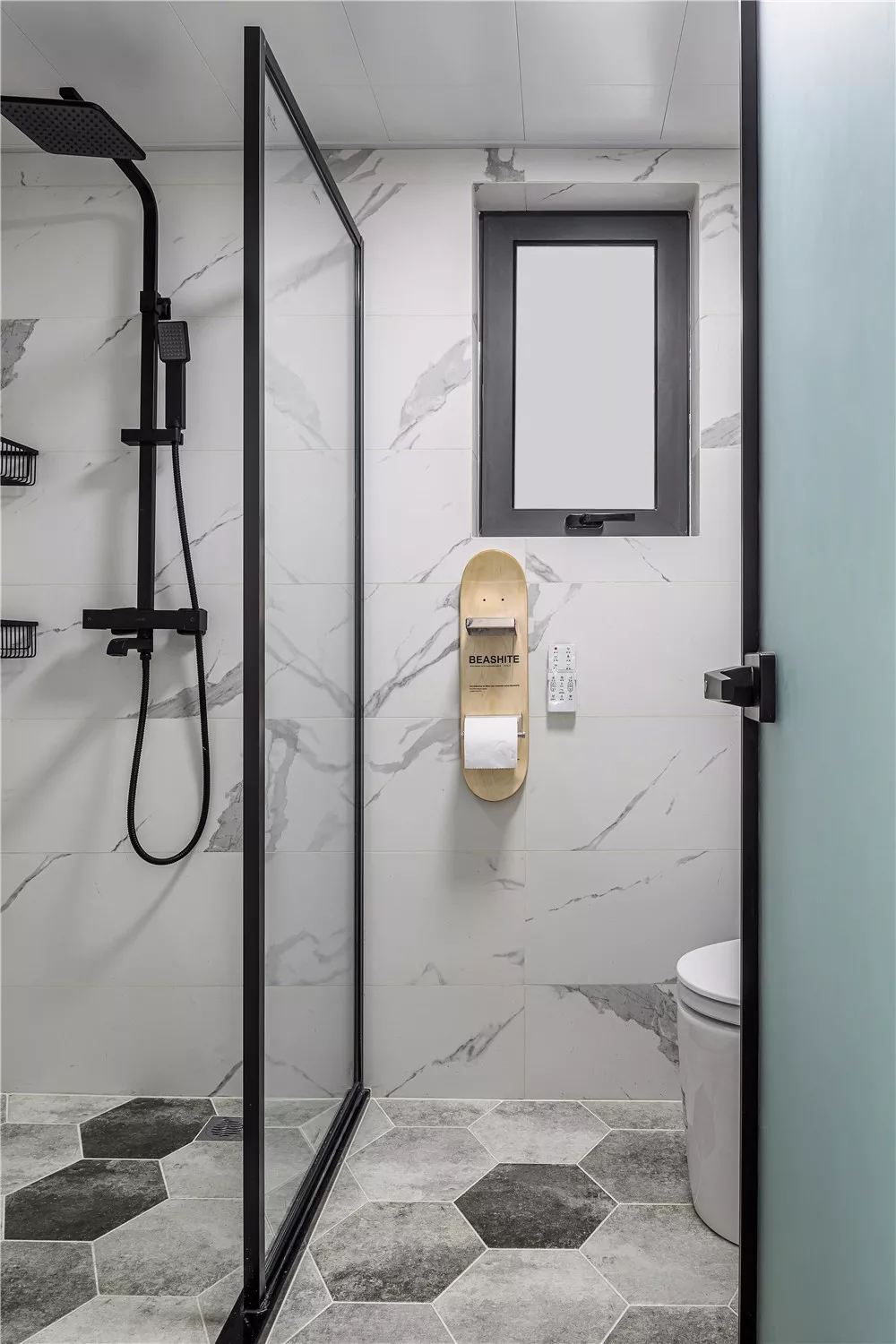 看腻了亮银色的淋浴房，那卫生间做黑框淋浴房怎么样？