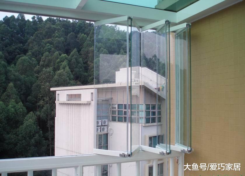 越来越多人封阳台不用塑钢了，如今都流行装这种，既美观又实用
