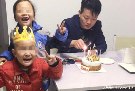 遛狗不栓绳的人进来看看，男童被宠物狗咬伤狂犬病发去世，母亲一直没有走出阴影数次轻生