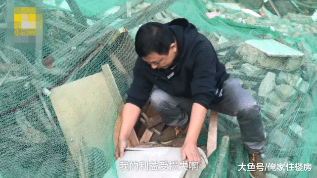 拆迁补偿未谈妥，拆迁办趁他出差“偷拆”，并说是大风刮倒的！