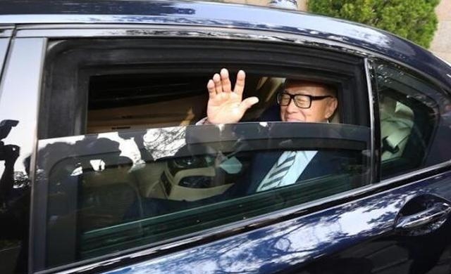 ＂李嘉诚的车到底有多贵？10辆迈巴赫都换不到，光玻璃就6厘米厚＂＂