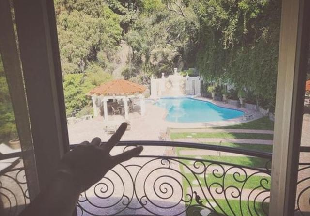 ?晒黄子韬在美国的豪宅，房子面积起码几百平方，双层复式楼很霸气